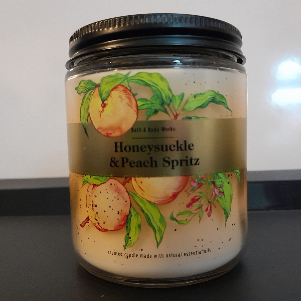 Bath & Body Works Honeysuckle & Peach Spritz 7oz Candle